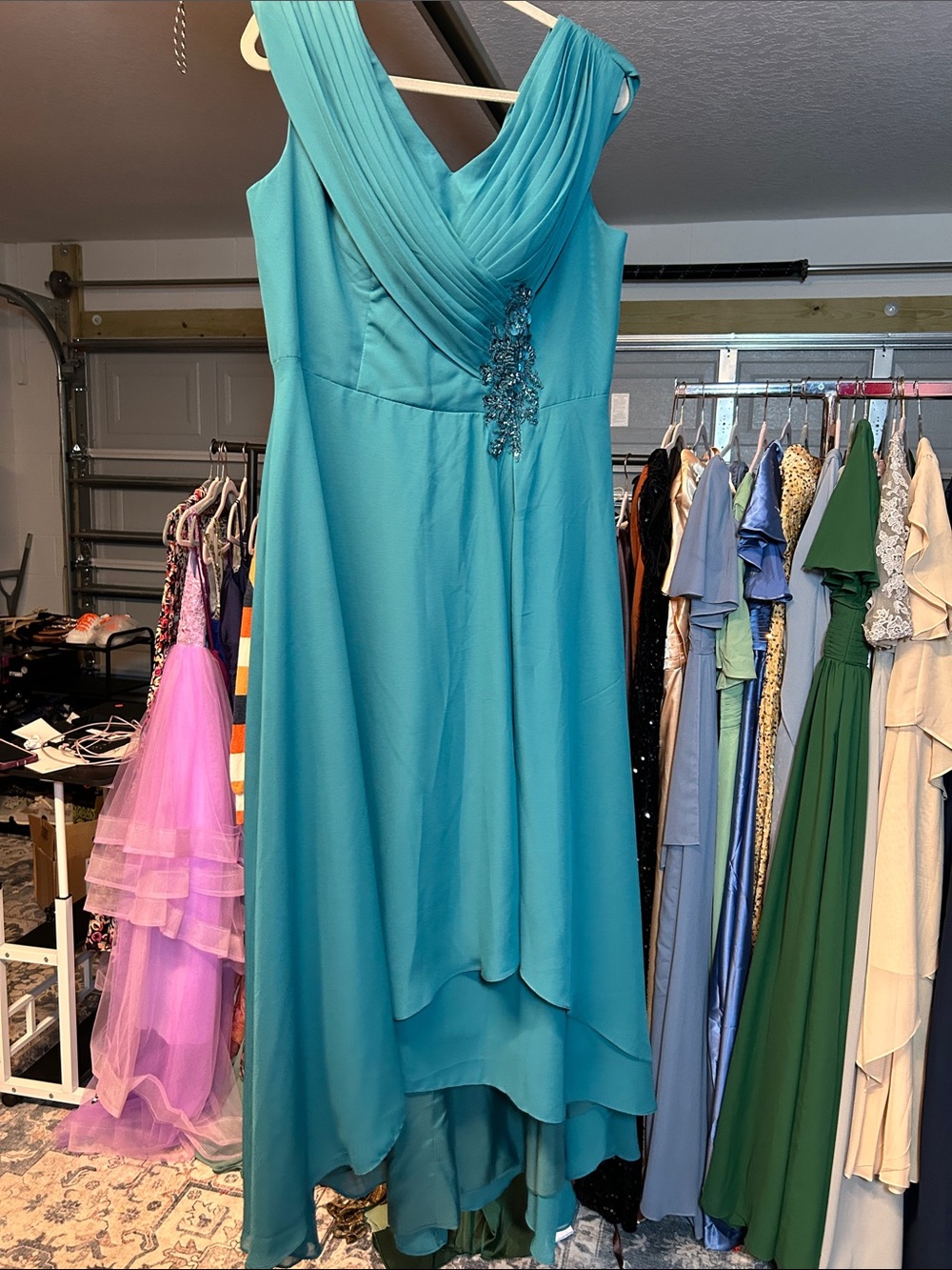Elegant Teal V-Neck Chiffon Dress with Beaded Accent